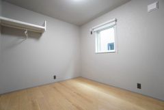 住む人のこだわりを活かす洋室。日当たりがよく、寝室としての利用もおすすめ。広めのクローゼットには荷物をすっきり片付けられ、ゆとりのある暮らしが出来ます＾＾