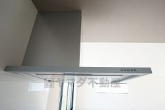 コンロ上には換気扇完備＾＾すぐ横に小窓が設けられているので、換気扇と合わせてWで換気できます＾＾