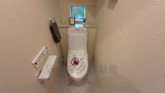 1階2階の2ヶ所にトイレがありますので、忙しい朝にも家族に気を使わず、ゆとりが生まれますね＾＾ 小窓付きで換気する時に便利です＾＾