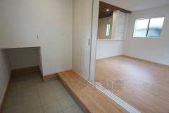 玄関奥には土間収納を設けています。リビングからも行き来できる生活動線に配慮された設計です＾＾