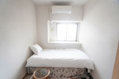 暖かい日差しが差し込む洋室。たっぷり収納できるクローゼット付きでお部屋の中をすっきりと快適に保てます。