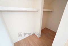 洋室にはハンガーパイプ付きのウォークインクローゼットが設けられています。たっぷり収納できるので衣替えの心配もいりませんね＾＾