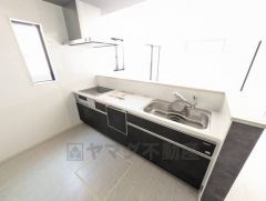 対面式キッチンなのでリビングにいるご家族とコミュニケーションを取りながら洗い物や、お料理が楽しめそうですね＾＾