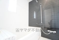 1日の疲れを癒すくつろぎのバスルーム。足を伸ばしてもゆったりと入れるサイズです。お子様と一緒にお風呂に入っても狭くないですね＾＾ 