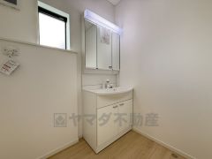 三面鏡裏収納付き洗面化粧台です＾＾ 歯磨きセットやスキンケア用品などの収納に便利ですね。 生活感も隠すことができ、来客時にも安心です。