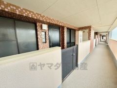 サービスバルコニー付きのポーチです＾＾ 玄関を出てすぐ廊下ではないので、小さなお子様がいても安心です＾＾