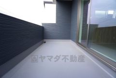 広々としたバルコニー。 天気のいい日にはお布団もまとめて干せそうですね＾＾ 陽当たり、風通し良好です＾＾