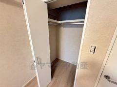 寝室にはハンガーパイプ付きのウォークインクローゼットが設けられています。たっぷり収納できるので衣替えの心配もいりませんね＾＾ 