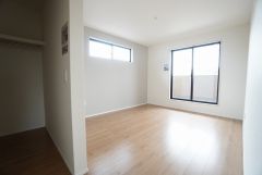 2面採光を確保した明るい室内は、風通しも良く、大変居心地の良い空間となっております。爽やかな風を感じて起きる朝は、快適生活の始まりに。
