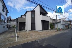 開放感のある角地＾＾4LDK。シューズクローク、ウォークインクローゼット、洗面室収納、パントリーなど収納充実の間取り＾＾西鉄バス「皿山四丁目」歩2分。大橋・天神・博多行きが数分おきに停車＾＾