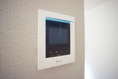 防犯はもちろん、セールスマン対策にもなるモニター付きインターホンです。 来訪者の顔が見えるので安心ですね＾＾