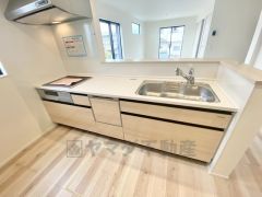 対面式キッチンなのでリビングにいるご家族とコミュニケーションを取りながら洗い物や、お料理が楽しめそうですね＾＾