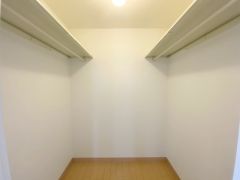 2階洋室にハンガーパイプ付きのウォークインクローゼットが設けられています。たっぷり収納できるので衣替えの心配もいりませんね＾＾ 