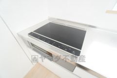 お手入れのしやすいIHクッキングヒーターです。3口コンロなので、効率よくお料理が楽しめます。毎日のお料理も楽しくなりますね＾＾