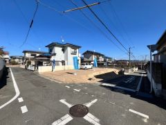 角地なので、開放感が得られます。 また、日差しが入りやすく、家の奥まで明るくなるのが嬉しいポイントです。 