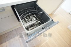 炊事時間を大幅に短縮できる食器洗浄乾燥機付き＾＾食器を洗う手間が減るので家族とのコミュニケーションの時間や自分の時間が増えますね。