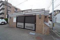 しっかりと扉の閉まるゴミ置き場。ゴミが散らかる心配もありません。エントランスの外まで管理が行き届いた綺麗なマンションです。