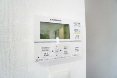 キッチン横からお湯張り、追い炊き、足し湯がボタン一つで楽々操作できる給湯機リモコンです。忙しい夕飯準備の時間帯に重宝しますね。