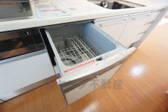 炊事時間を大幅に短縮できる食器洗浄乾燥機付き＾＾食器を洗う手間が減るので家族とのコミュニケーションの時間や自分の時間が増えますね。