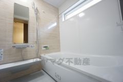 1日の疲れを癒すくつろぎのバスルーム。足を伸ばしてもゆったりと入れるサイズです。お子様と一緒にお風呂に入っても狭くないですね＾＾