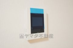 防犯性もばっちり、TVモニター付きインターフォン完備。大きなモニターで玄関先を確認できます。録画機能が付いているので不在時の訪問者も確認できて安心です^^