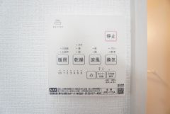 浴室暖房乾燥機には、暖房、乾燥、涼風、換気の4つの機能が付いています。タイマー付きです。換気・雨の日の洗濯も安心です＾＾