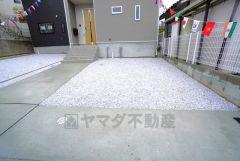 駐車スペースはゆとりある2台分を確保。マイカー用に、お客さま用に、余裕を持ってご利用いただけます。