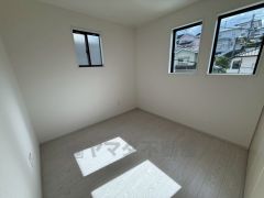 2面採光を確保した明るい室内は、風通しも良く、大変居心地の良い空間となっております。日当たりがよく、子供部屋としての利用もおすすめ。