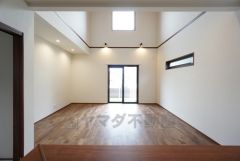 大きな掃き出し窓のあるリビングは、陽光あふれる明るい空間です。ゆったりと寛げる憩いの場となりそうです。