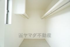 2階7.1帖洋室。 ハンガーパイプ付きのウォークインクローゼットが設けられています。たっぷり収納できるので衣替えの心配もいりませんね＾＾