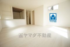 窓から光が差し込む明るいダイニングです＾＾