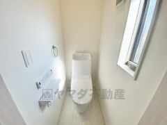 1階2階の2ヶ所にトイレがありますので、忙しい朝にも家族に気を使わず、ゆとりが生まれますね＾＾ 小窓付きで換気する時に便利です＾＾