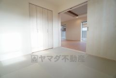 リビング隣には、ホッとできる和室を用意。客間としてはもちろん、お子様のお昼寝スペースや書斎としても活躍してくれそうです＾＾