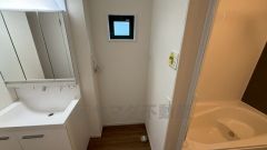 ランドリースペース上部には窓も付いており換気に便利です＾＾