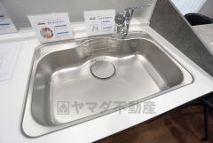 大きなお鍋も楽々洗える幅の広いシンクです＾＾ステンレスシンクなので簡単にお掃除できますよ。洗剤やスポンジもすっきりできる収納付き。
