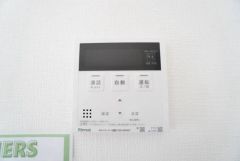 キッチン横からお湯張り、追い炊き、足し湯がボタン一つで楽々操作できる給湯機リモコンです。忙しい夕飯準備の時間帯に重宝しますね。