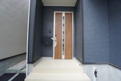 家の顔となる玄関扉がかっこいいと、たくさんの人を招き入れたくなりますね＾＾奥まって設置されており、雨にも濡れにくくなっています。