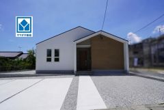 生活がワンフロアで完結する平屋建て＾＾敷地約100坪。駐車最大5台分を確保＾＾西鉄バス「六本松」歩3分。