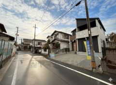 前面道路。南側約5.6ｍ公道。 前面道路が広く駐車もラクラクです＾＾