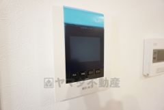 防犯性もばっちり、TVモニター付きインターホン完備。大きなモニターで玄関先を確認できます。録画機能が付いているので不在時の訪問者も確認できて安心です＾＾