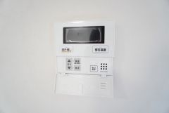 お湯張り、追い炊き、足し湯がボタン一つで楽々操作できる給湯機リモコンです。