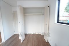 洋室にはハンガーパイプ付きのクローゼットが設けられています。たっぷり収納できるので衣替えの心配もいりませんね＾＾