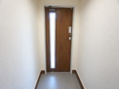 採光も考えられた明るい玄関です。