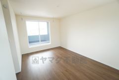 9.5帖。主寝室としても利用できる洋室は日当たり良好です。温かい光の差し込むゆとりのある居室をぜひ現地にてご確認くださいませ。