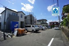 前面道路は北東側、約6ｍの公道に面しています。