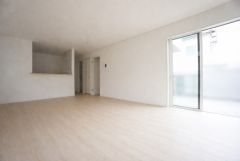 大きな掃き出し窓のあるリビングは、陽光あふれる明るい空間です。ゆったりと寛げる憩いの場となりそうです。