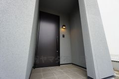 玄関扉が奥まって設置されているので、雨にも濡れにくくなっています。