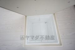 キッチンにある床下収納は、居住スペースを減らさずに買い置きの調味料や非常食などを保管することができます。