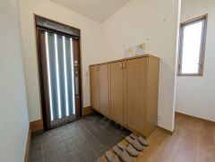 玄関扉にスリットのある明るい玄関です＾＾シューズボックス付きなので、家族全員の靴がきれいに整頓できます。 