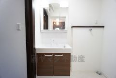 三面鏡裏収納付き洗面化粧台です＾＾ 歯磨きセットやスキンケア用品などの収納に便利ですね。